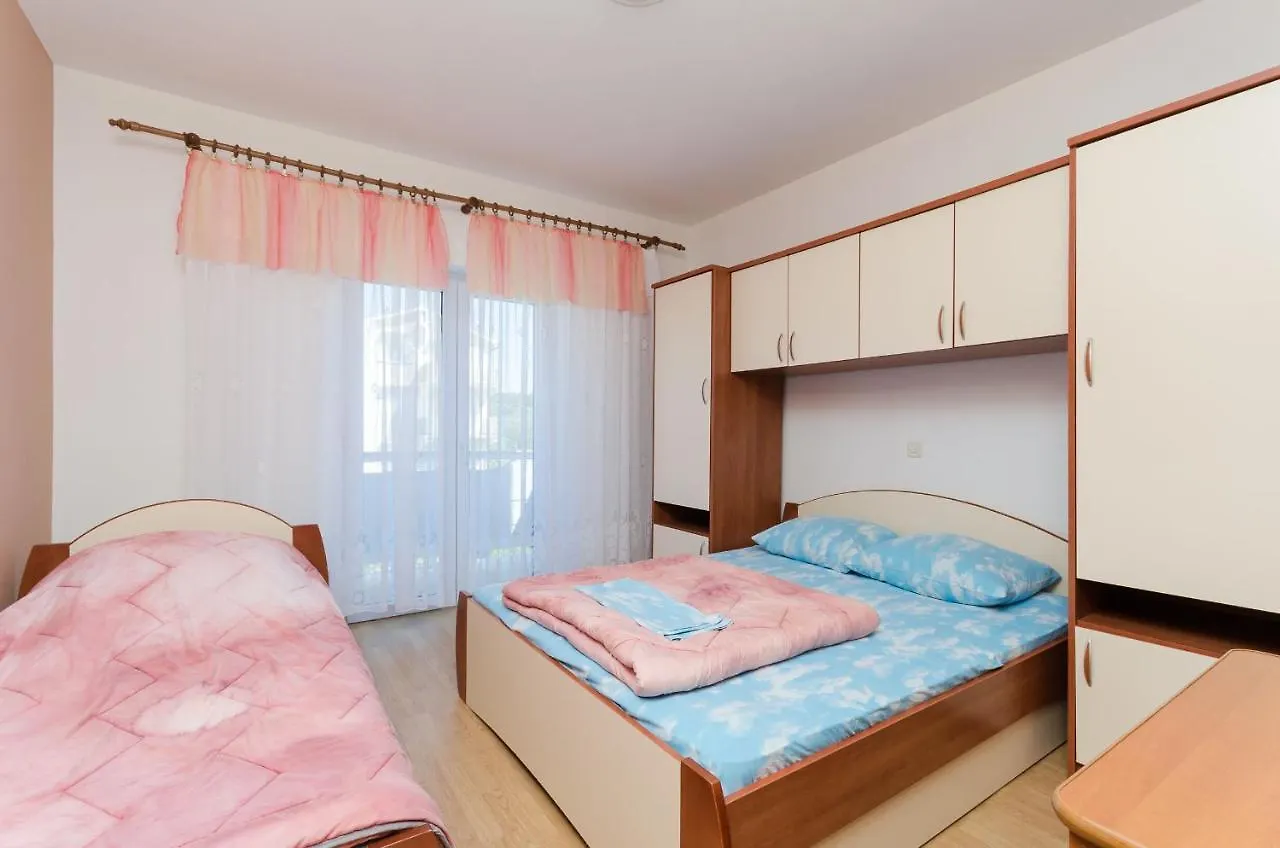 Apartments Rajka Lopar 0*,